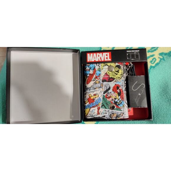 Marvel multicolor trifold chain wallet featuring Captain America The hulk - Picture 5 of 6